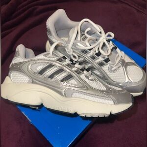 Adidas! Good work out shoe!
